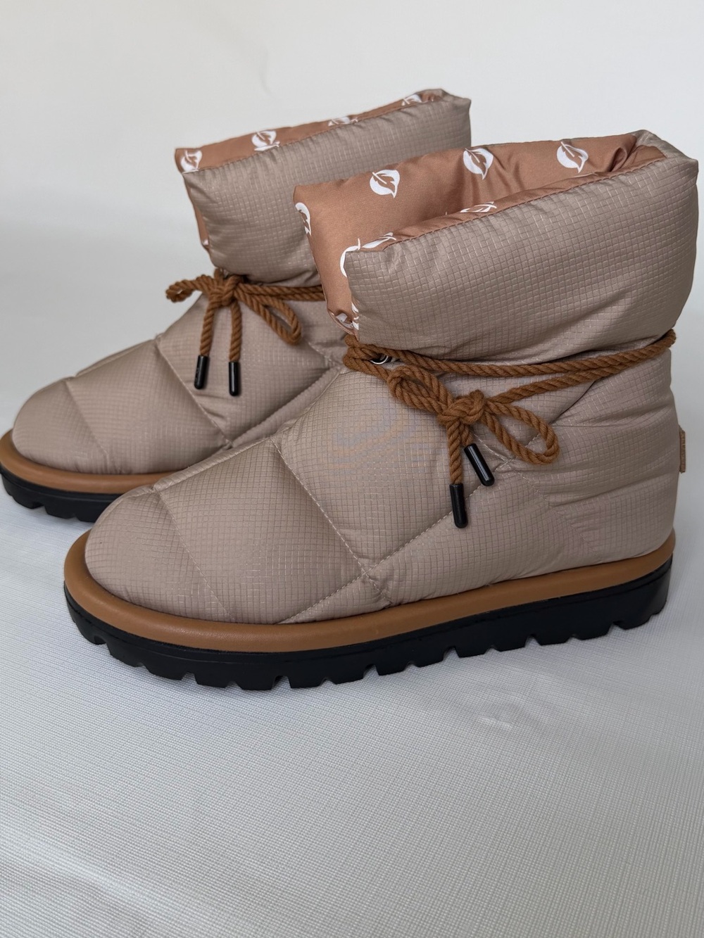 Flufiรฉ Classic Sand Beige Down Puffer Boots EU 38 US 7